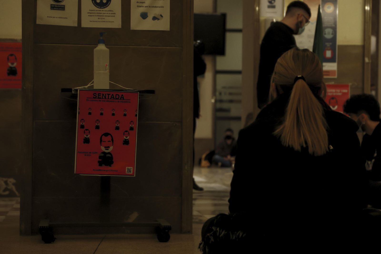 Sentada y pegada de carteles contra la "mala praxis" de un profesor de la UGR