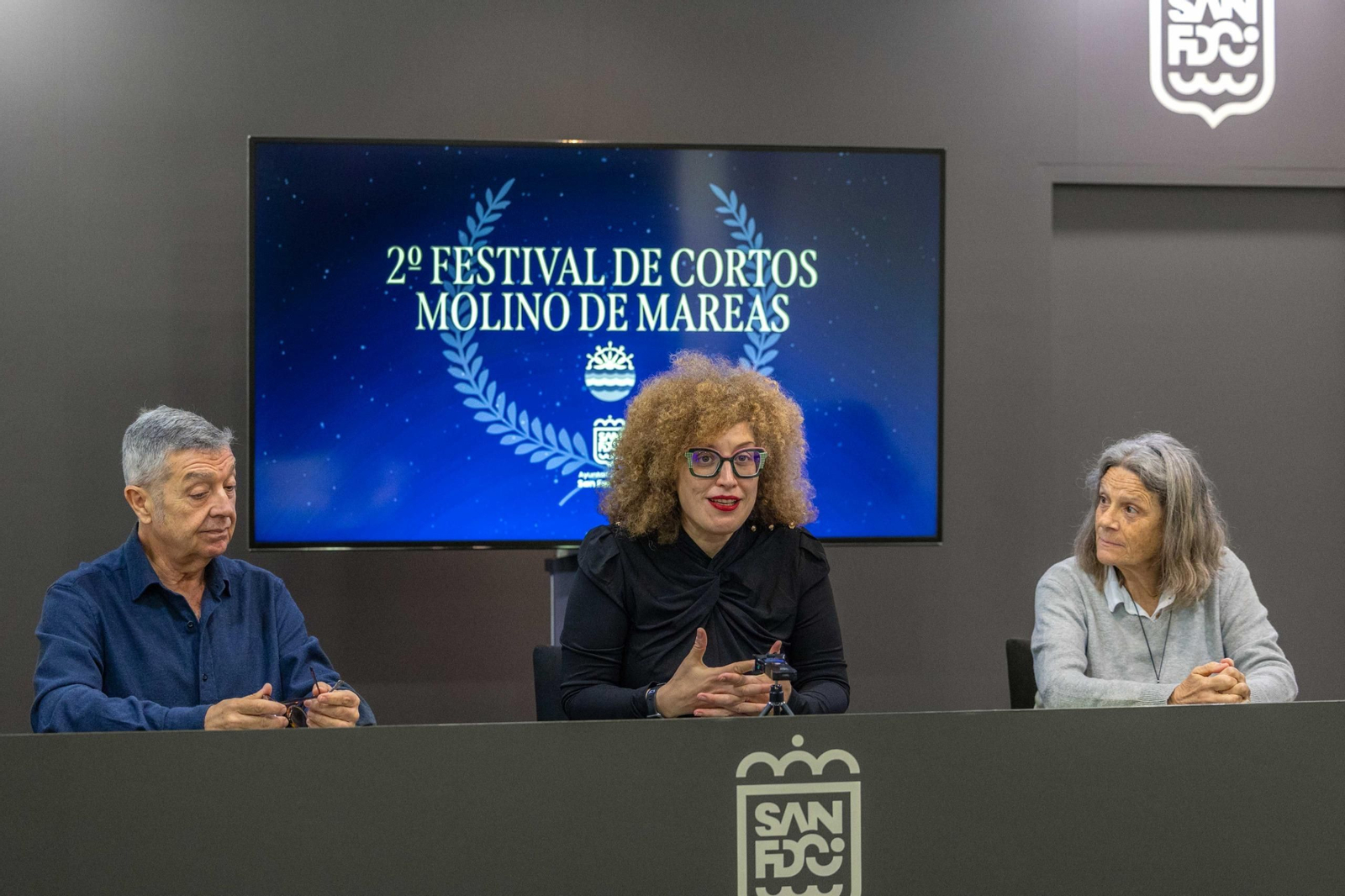 La concejala de cultura, Pepa Pacheco, presentando el certamen en compañía de representantes de la asociación.