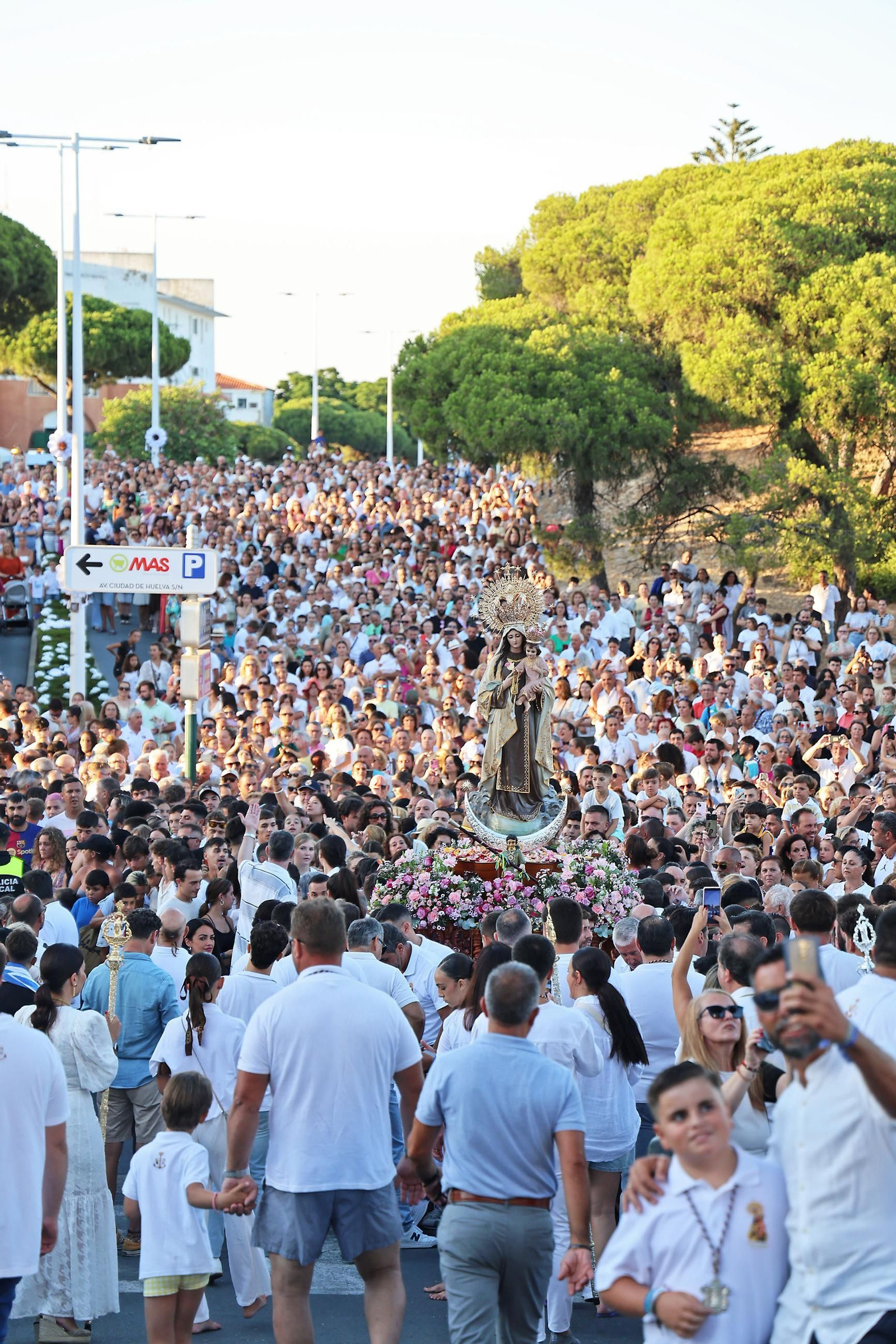 Imágenes de la Virgen del Carmen procesionando en Punta Umbría