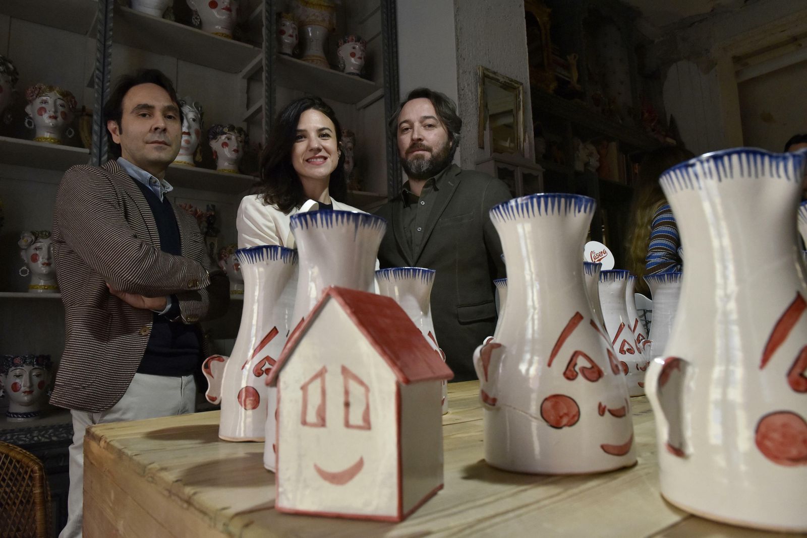 Los artistas Luciano Galán y Daniel Maldonado flanquean a Julia Martínez, de La Casera.