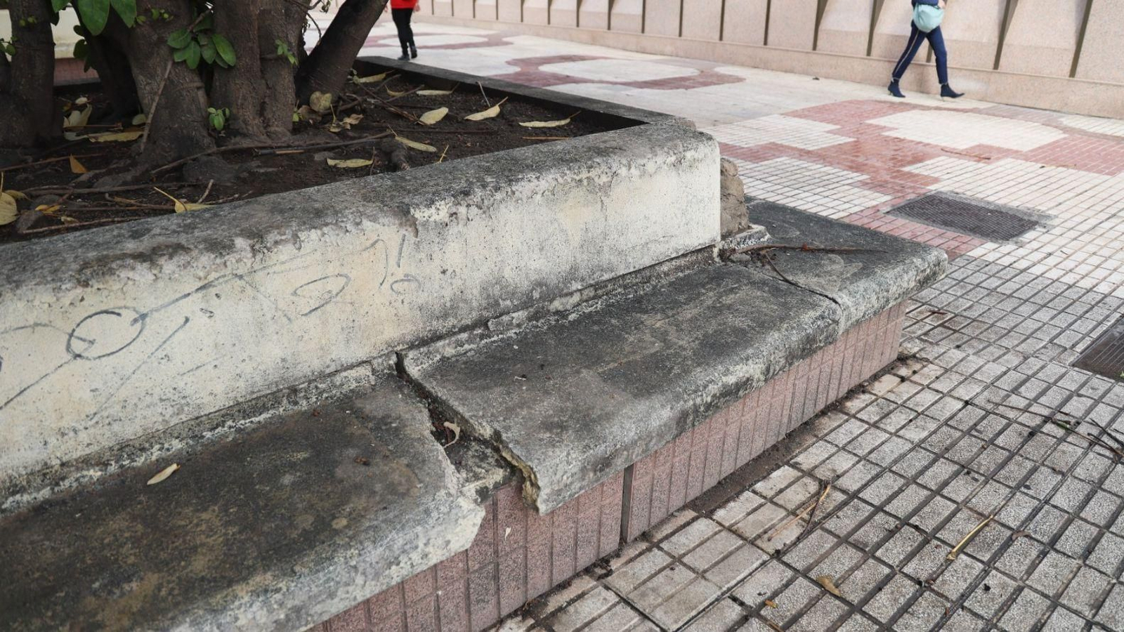 Así están los bancos de la Avenida de Andalucía