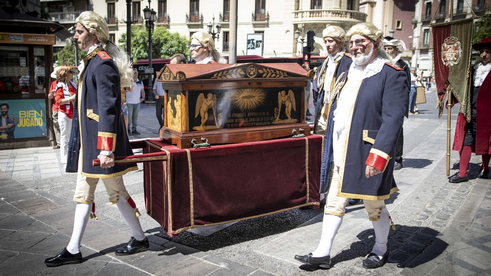 Arca donde se trasladaron los restos.
