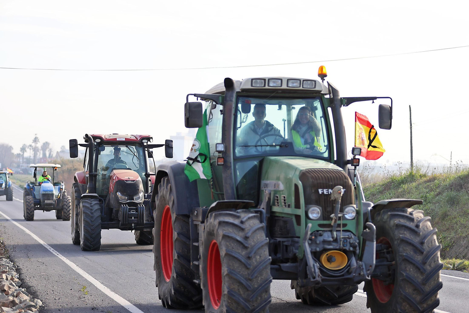 Las imágenes de la tractorada de los agricultores de Huelva este martes