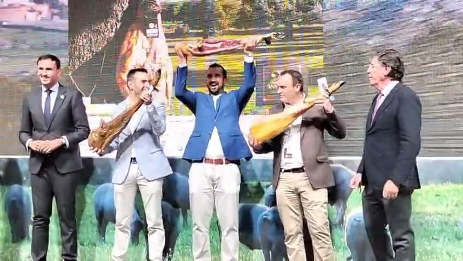 Los ganadores del concurso del mejor jamón 100% ibérico de Los Pedroches celebran el premio