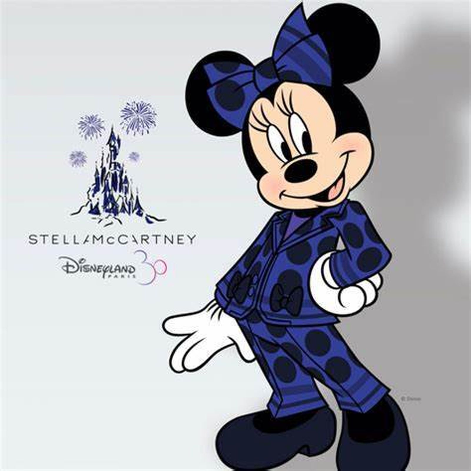 El conjunto de pantalón y chaqueta azul klein y negro diseñado por Stella McCartney para Minnie.