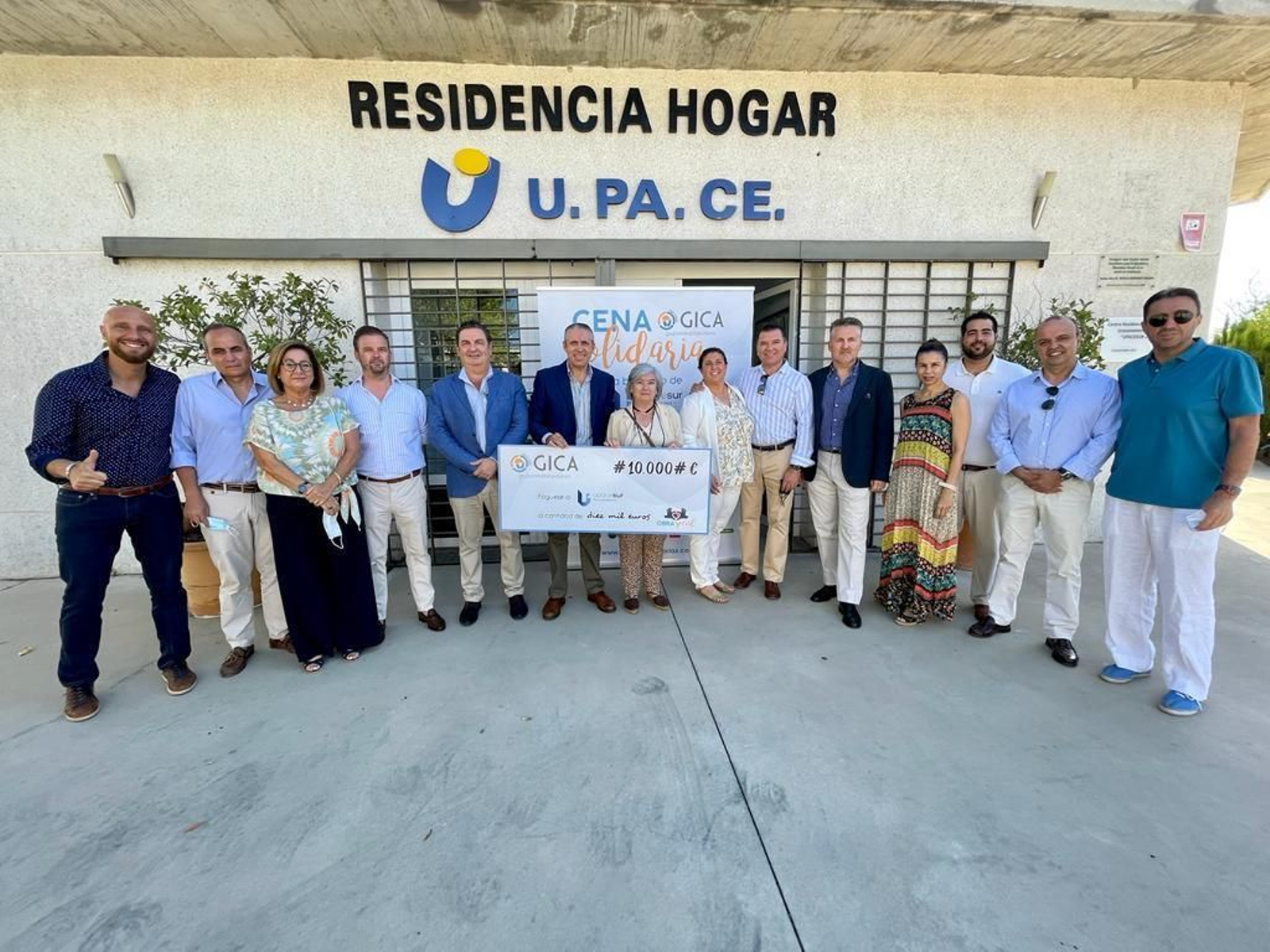 Acto de entrega del cheque de GICA a Upacesur.
