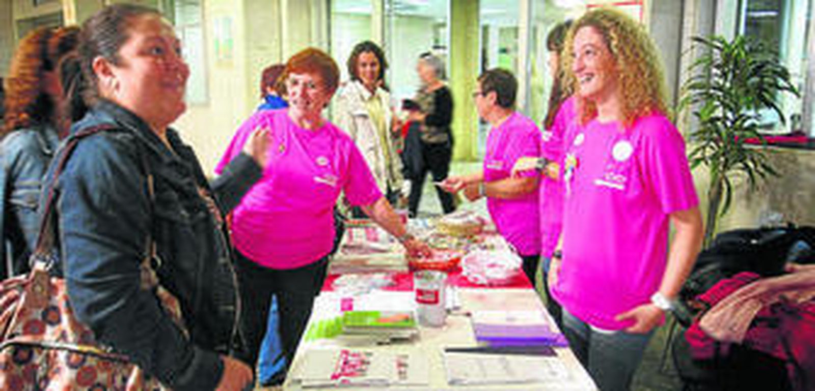 Agamama instaló ayer una mesa informativa en el Hospital Puerta del Mar.