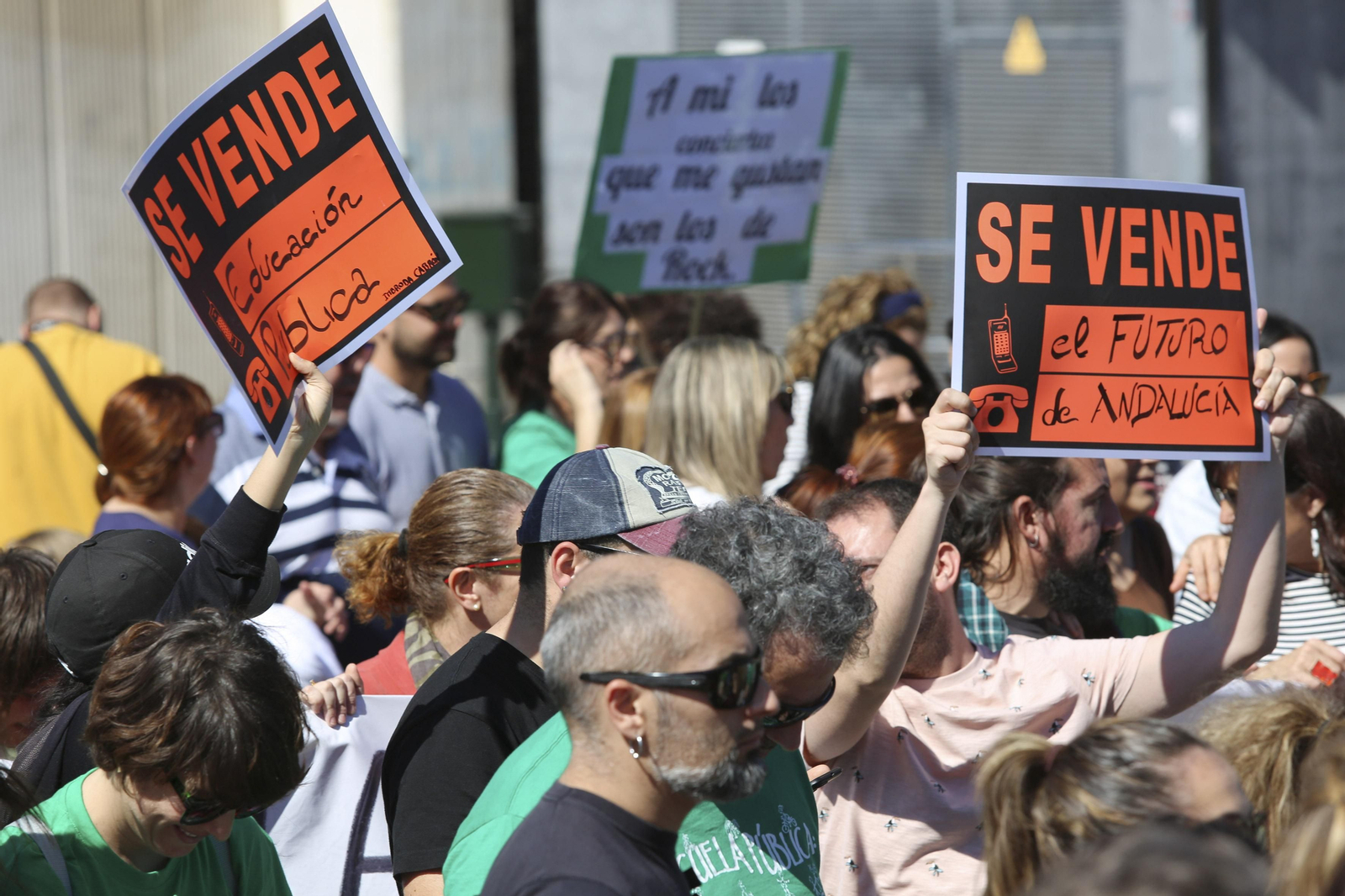 La manifestación por la huelga educativa en Málaga, en fotos