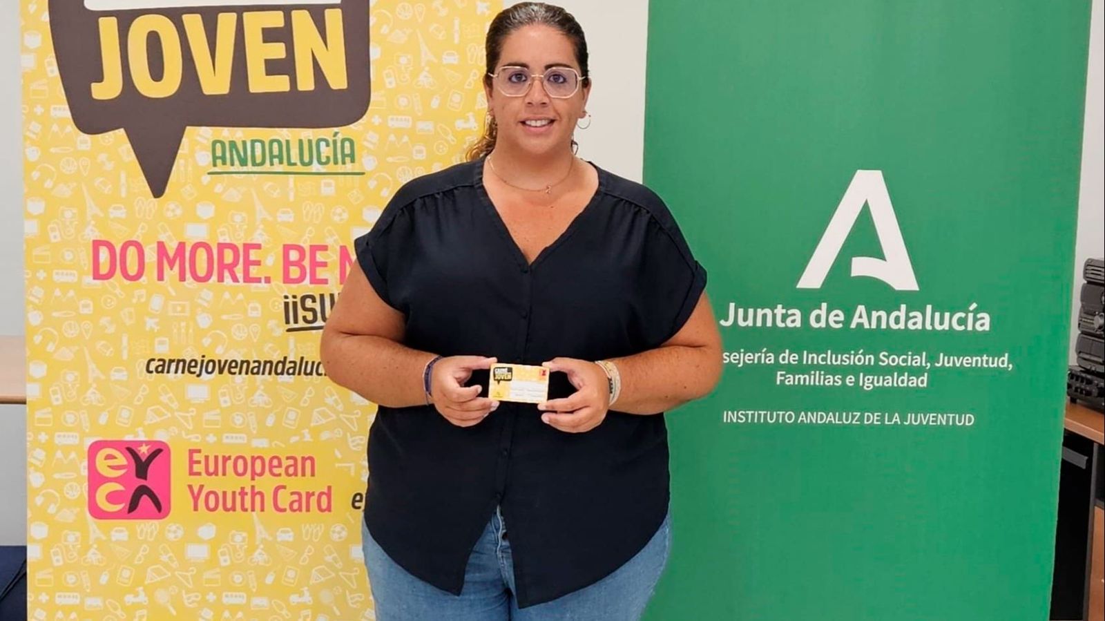 La coordinadora provincial del Instituto Andaluz de la Juventud (IAJ), Alba Ortiz , informa sobre el carné joven.