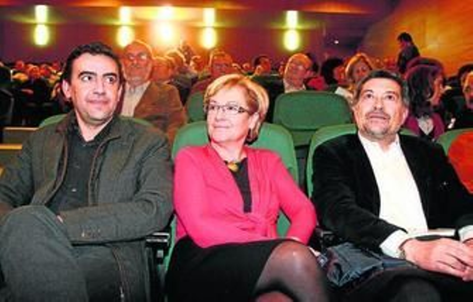Los socialistas Mario Jiménez, la candidata Petronila Guerrero y Javier Barrero, ayer, en la Asamblea local.