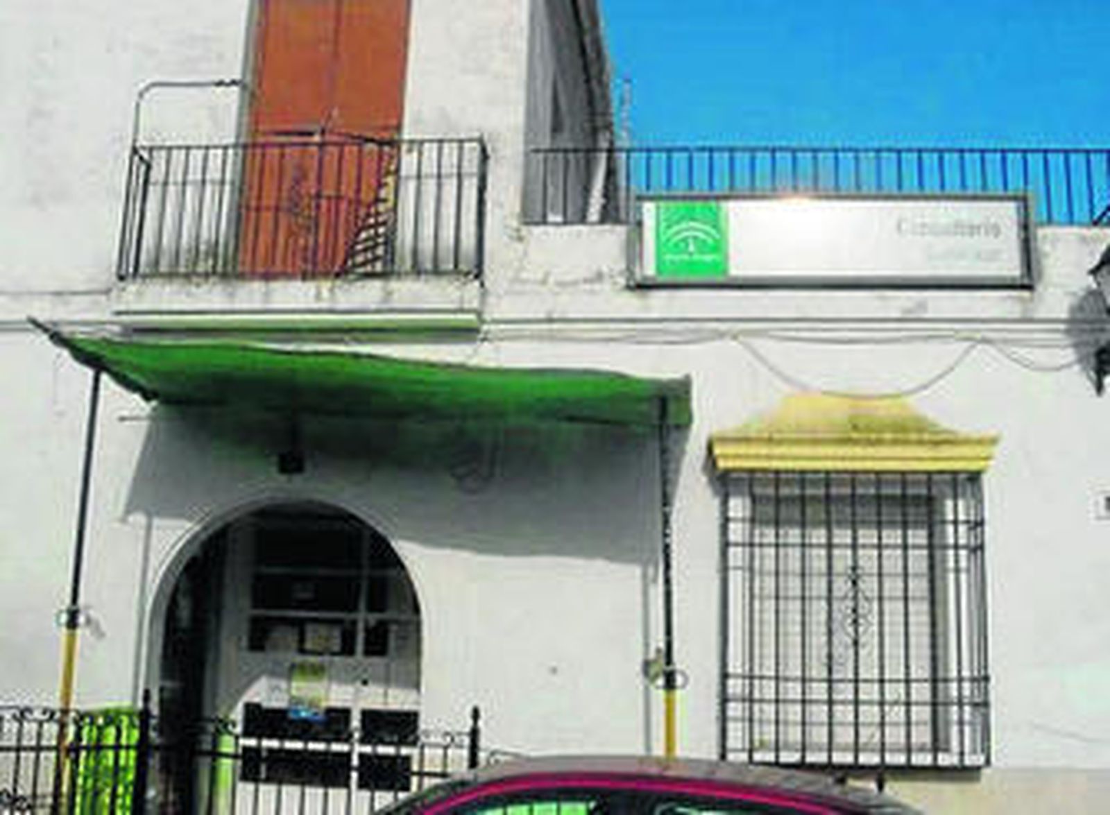 Fachada del consultorio, que presenta el toldo de sujeción