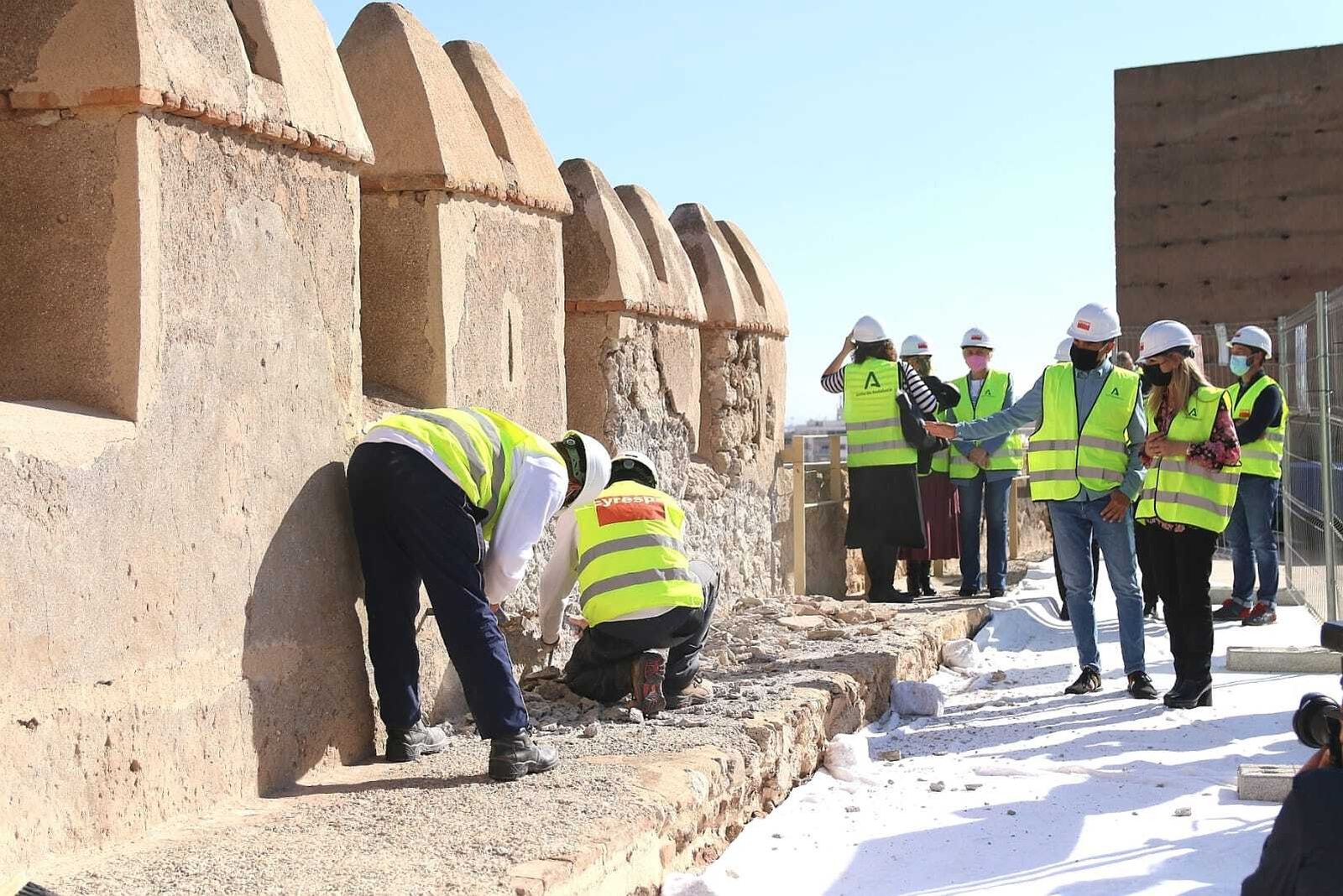 Patricia Del Pozo visita las obras de restauración de la Muralla Norte de la Alcazaba.
