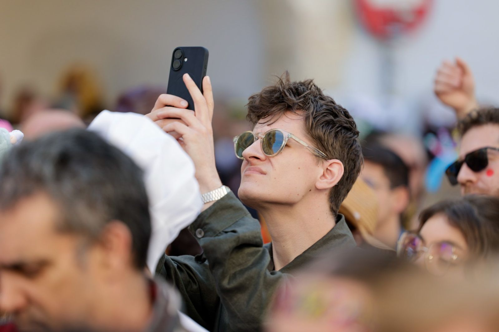 Así vive Cádiz su primer sábado de Carnaval: las imágenes de las batallas de copla y la fiesta en la calle