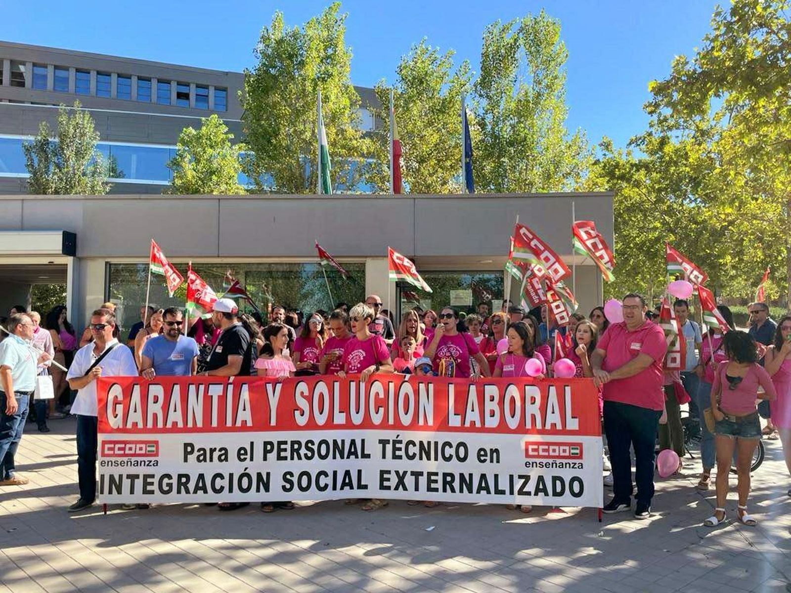 Trabajadores de integración social e intérpretes de lengua de signos protestan en Granada por los impagos de la Junta