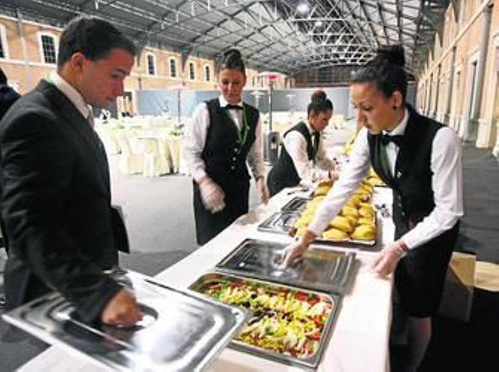 Camareros y responsables del Catering El Faro ultimando los detalles para la cena que ofrecieron ayer en la Vieja Estación.