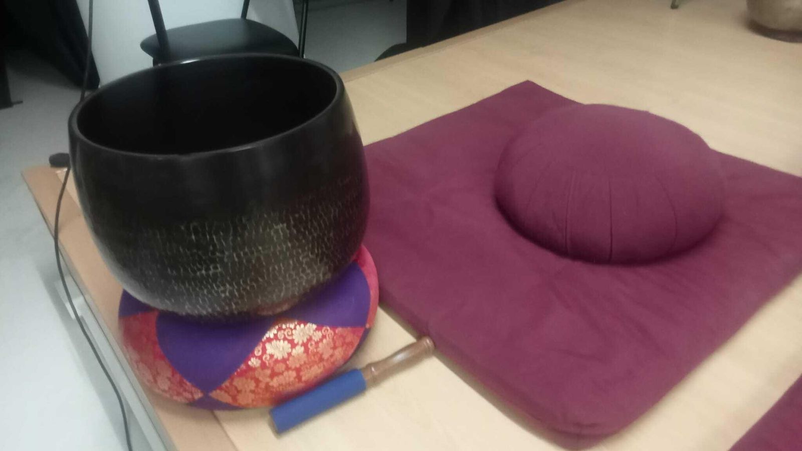 Una campana o vasija y un zafu.