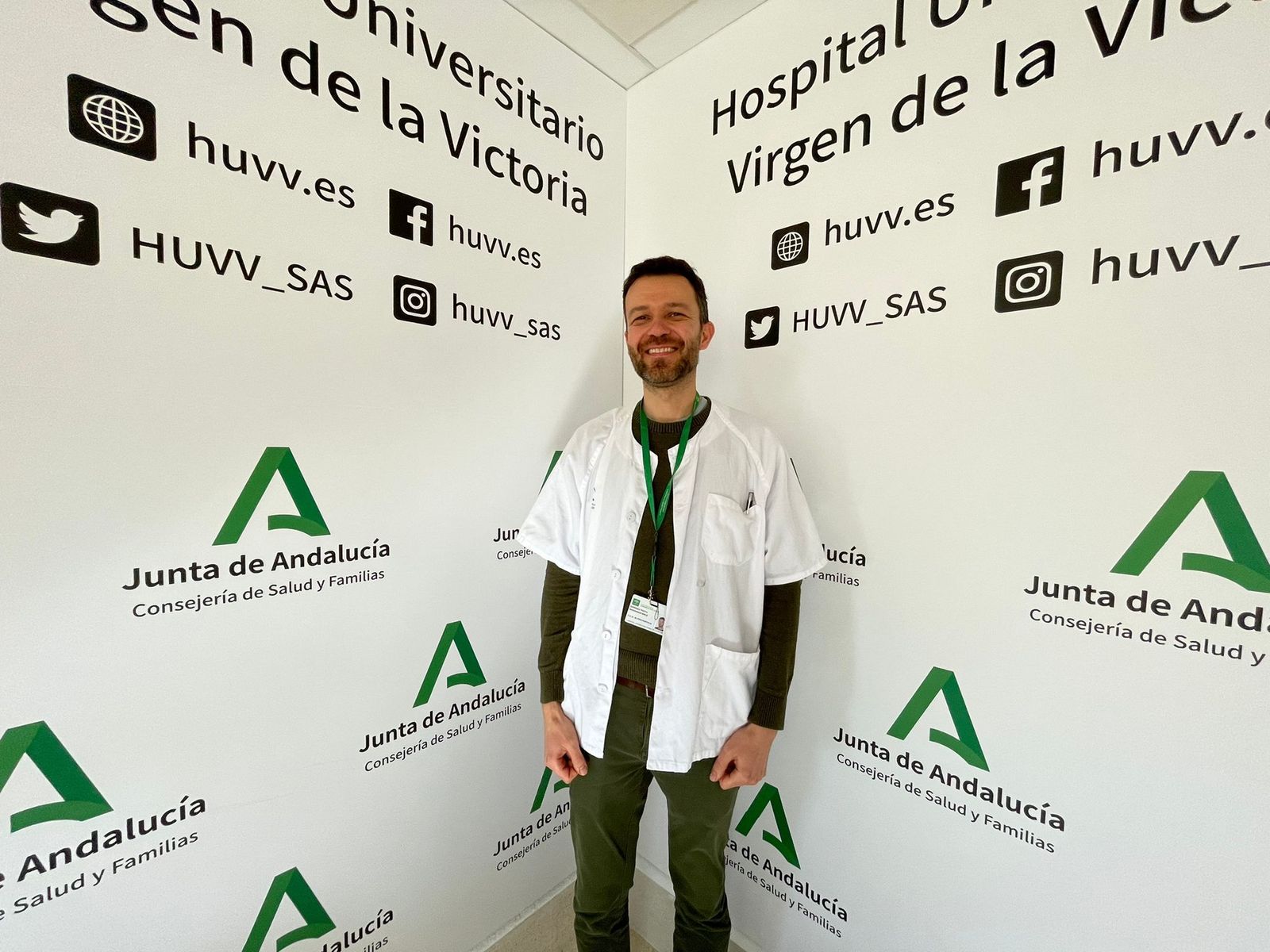 Dariusz Narankiewicz en el patio interior del Hospital Clínico.