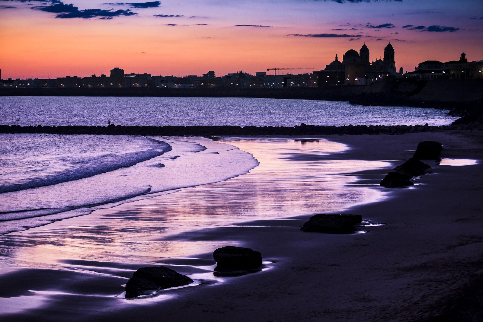 El 'skyline' del casco histórico de Cádiz desde la playa de Santa María del Mar.