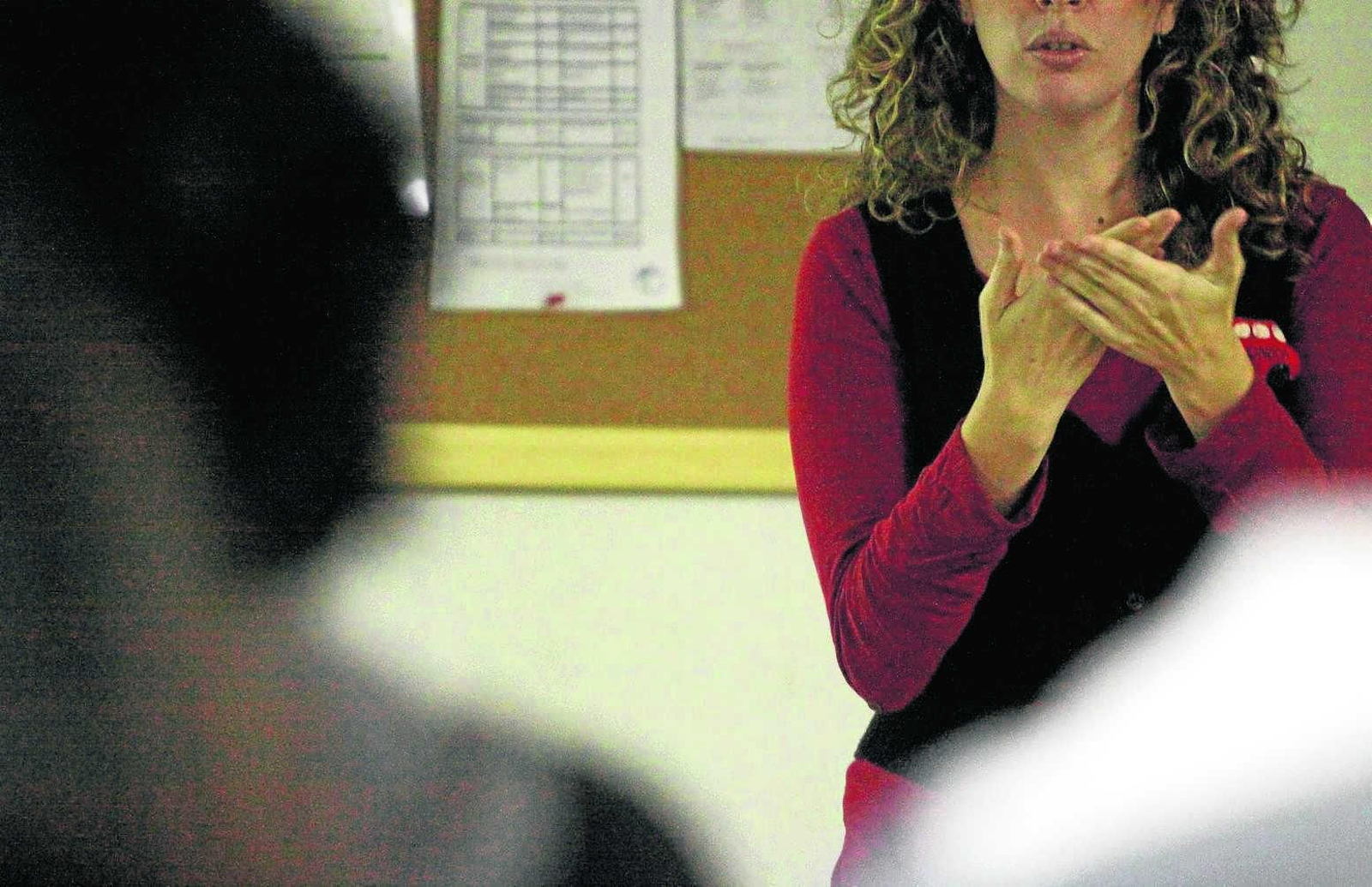 Una intérprete  de lengua de signos  en un instituto.