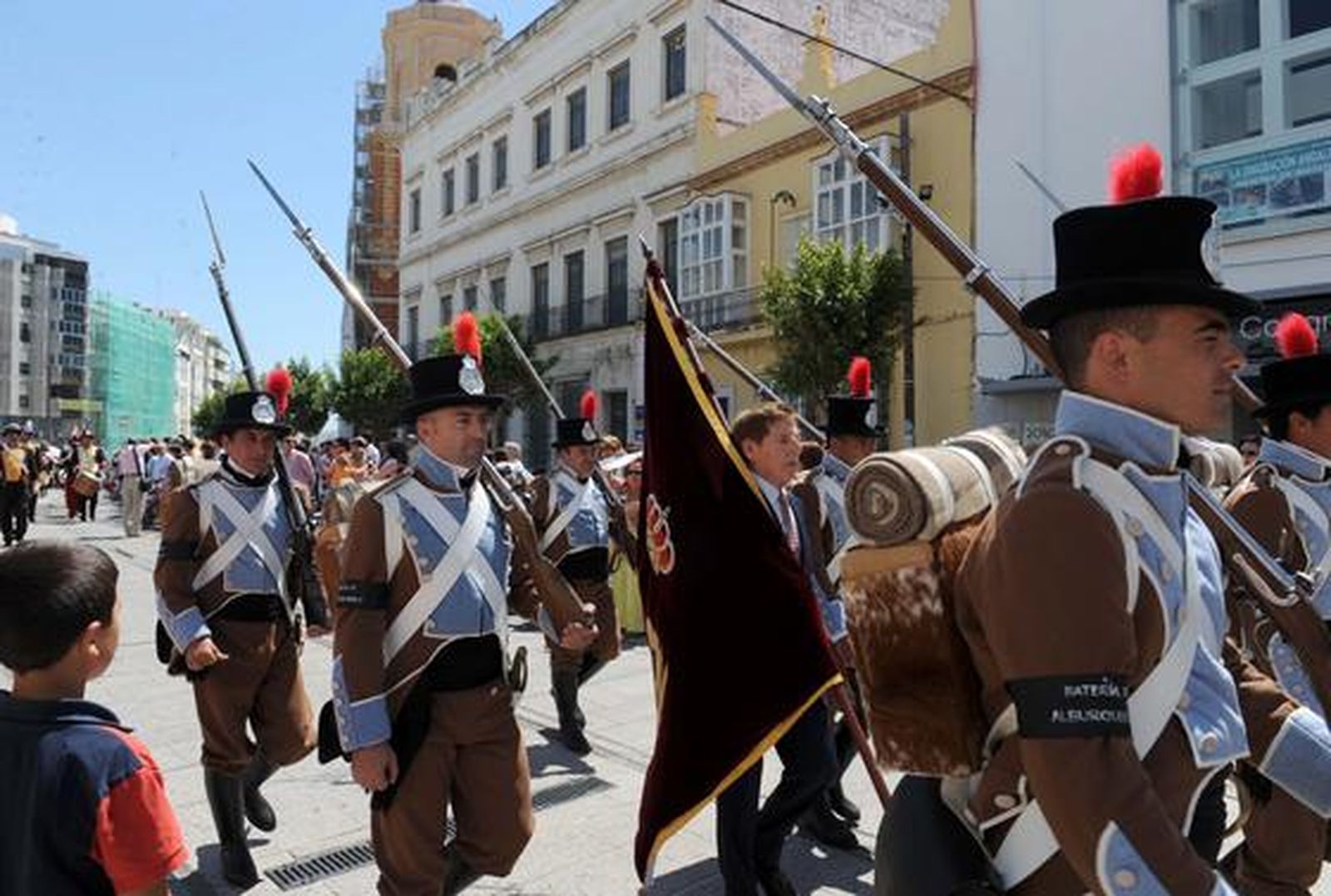 Unas 200 personas participan en el desfile de presentación del pendón de Fernando VII, recuperado para el Diez, ataviados con uniformes históricos.

Foto: Elias Pimentel