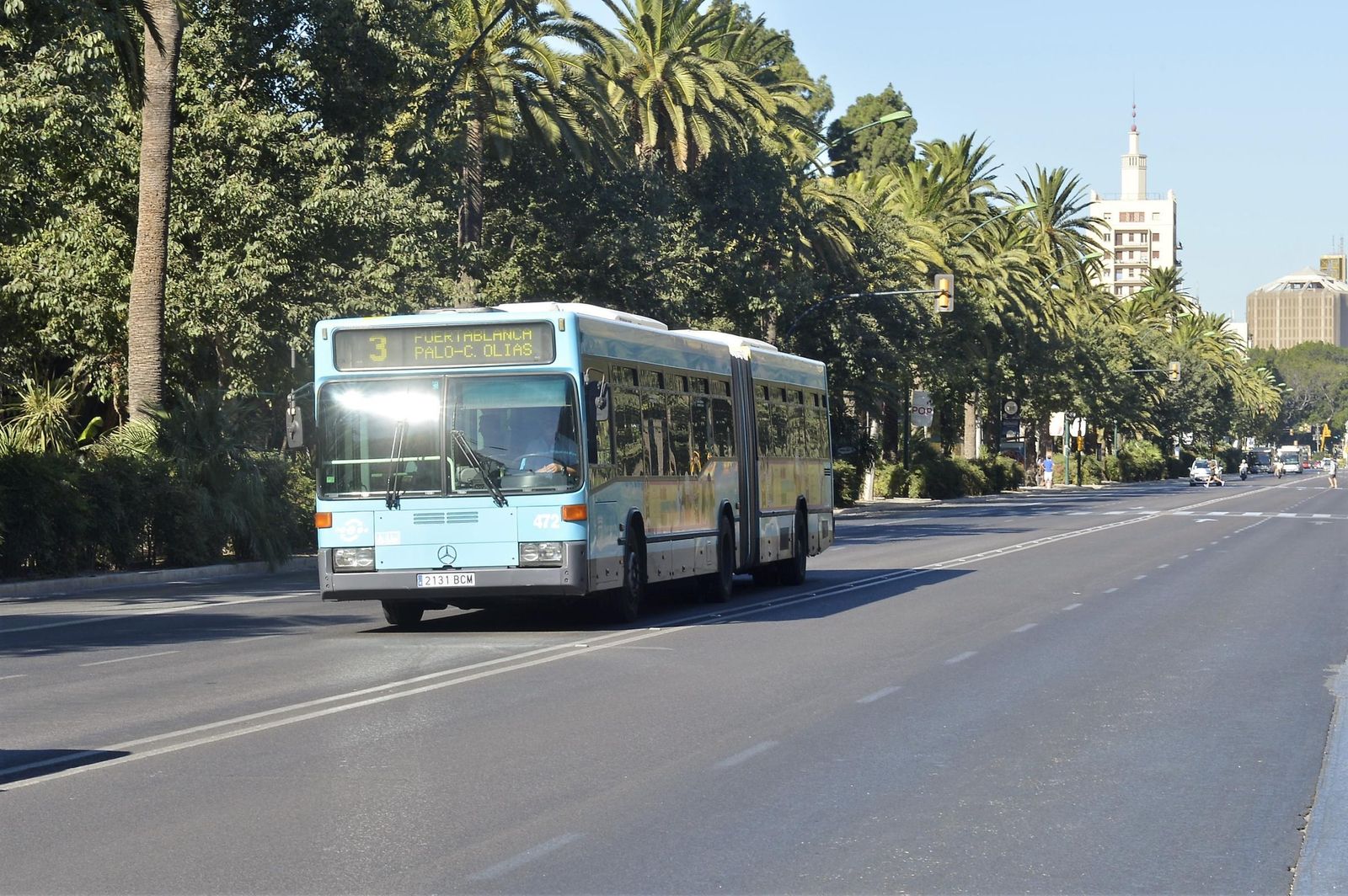 Un autobús de la EMT, a su paso por el Paseo del Parque