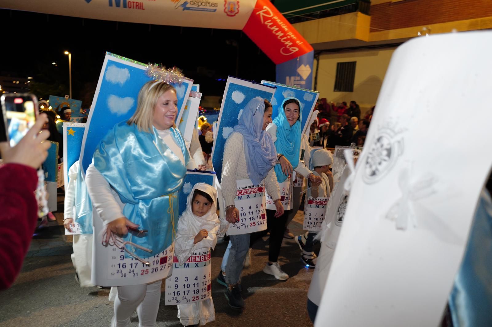 Trolls, coches de choque, bolsas de regalo o exploradores del Parque Jurásico: Así ha sido la San Silvestre de Motril