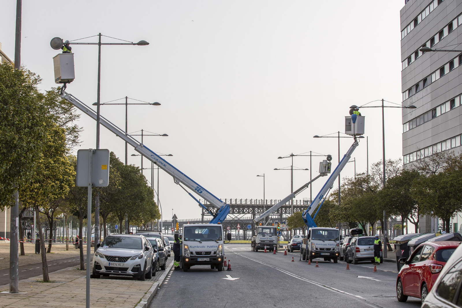 Operarios municipales realizando los trabajos en la luminaria de la Avda. de la Ría