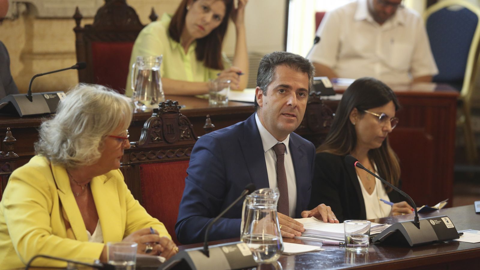 El concejal de Economía y Hacienda, Carlos Conde, defiende las cuentas en el pleno.