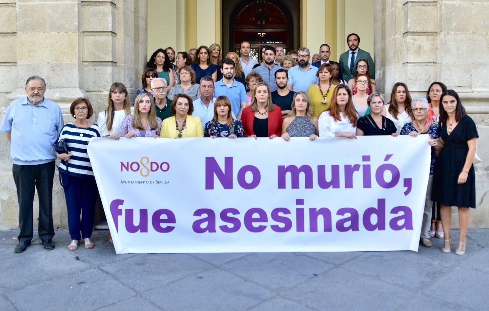 Minuto de silencio en la puerta del Ayuntamiento por la mujer de Arahal asesinada en Úbeda