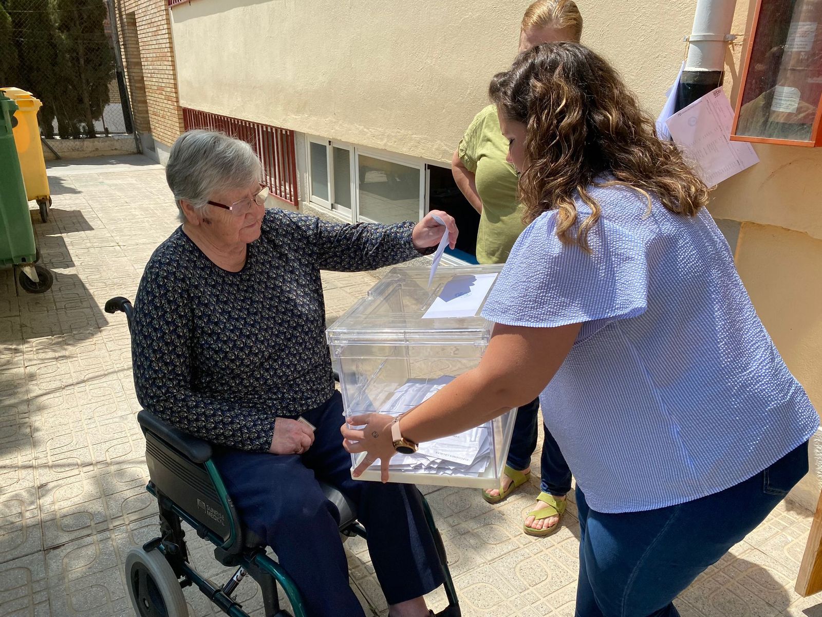 Fotos: así está votando la Costa de Granada en el inicio de las elecciones municipales 2023