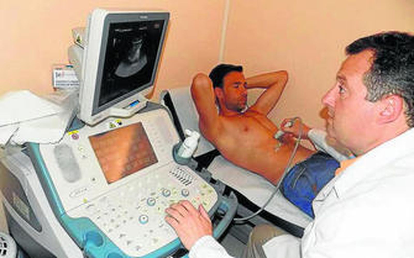 El doctor Antonio Amaya Vidal, el director médico del Hospital Jerez Puerta del Sur, examina a Alberto Cifuentes.