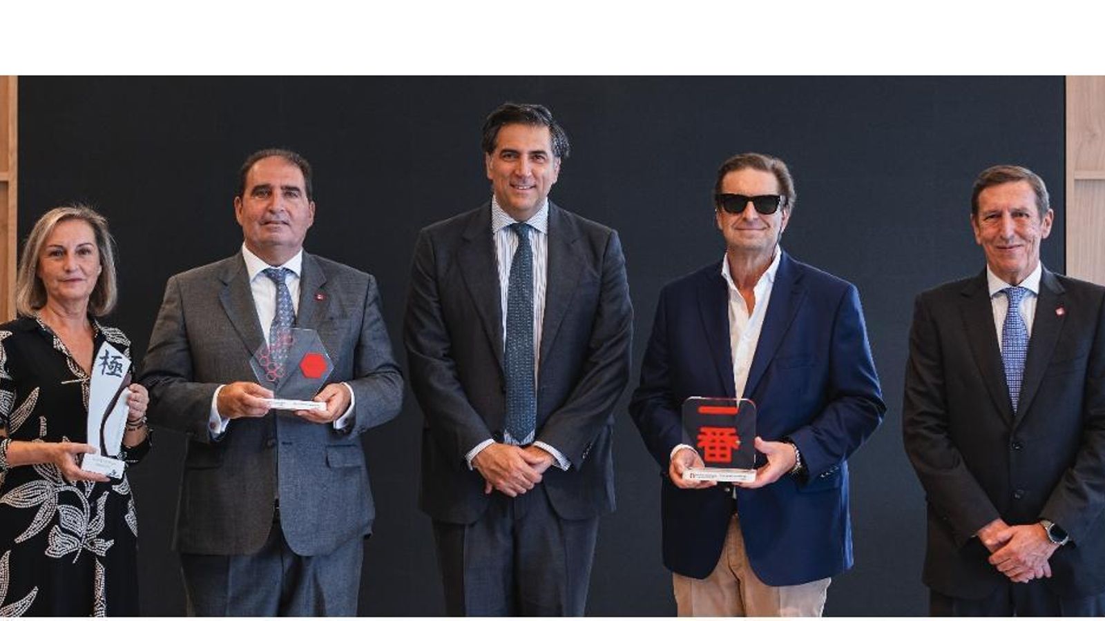 Rosario Nimo Maldonado, Ramón Nimo Maldonado, Miguel Carsi, José Luis Nimo Maldonado y Joaquín Meseguer, con los premios recibidos.