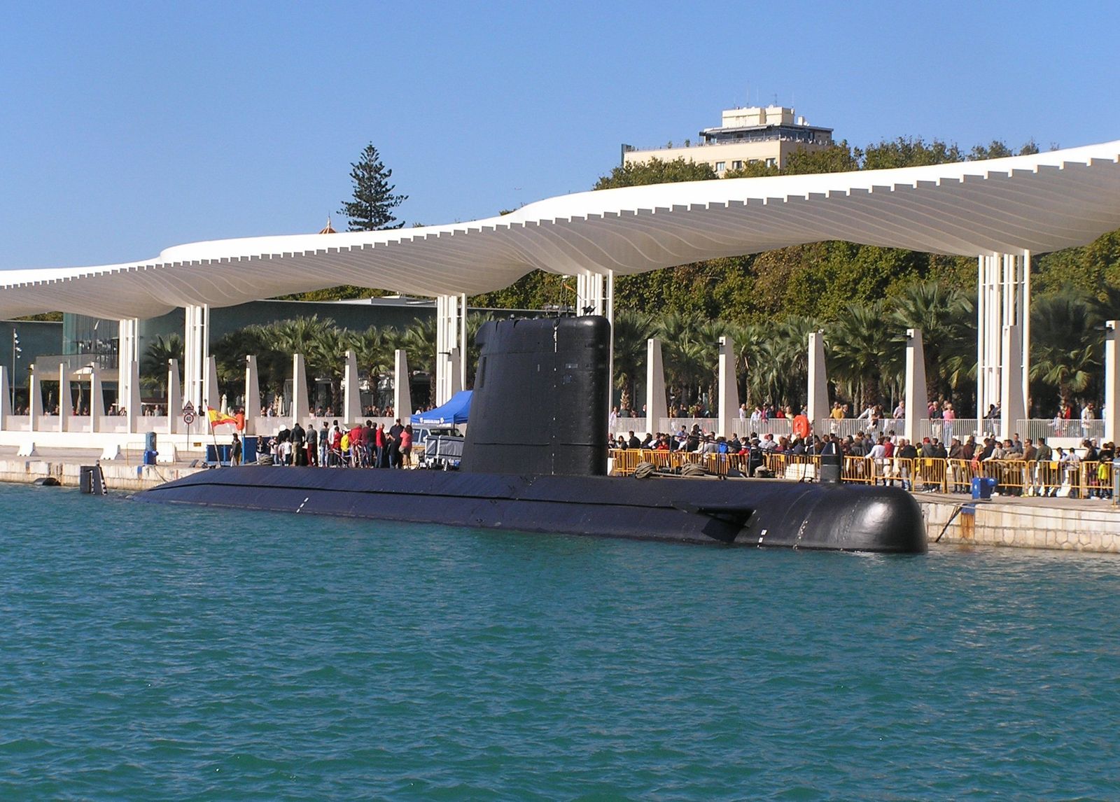 Largas colas para visitar el submarino de la Armada en el puerto.