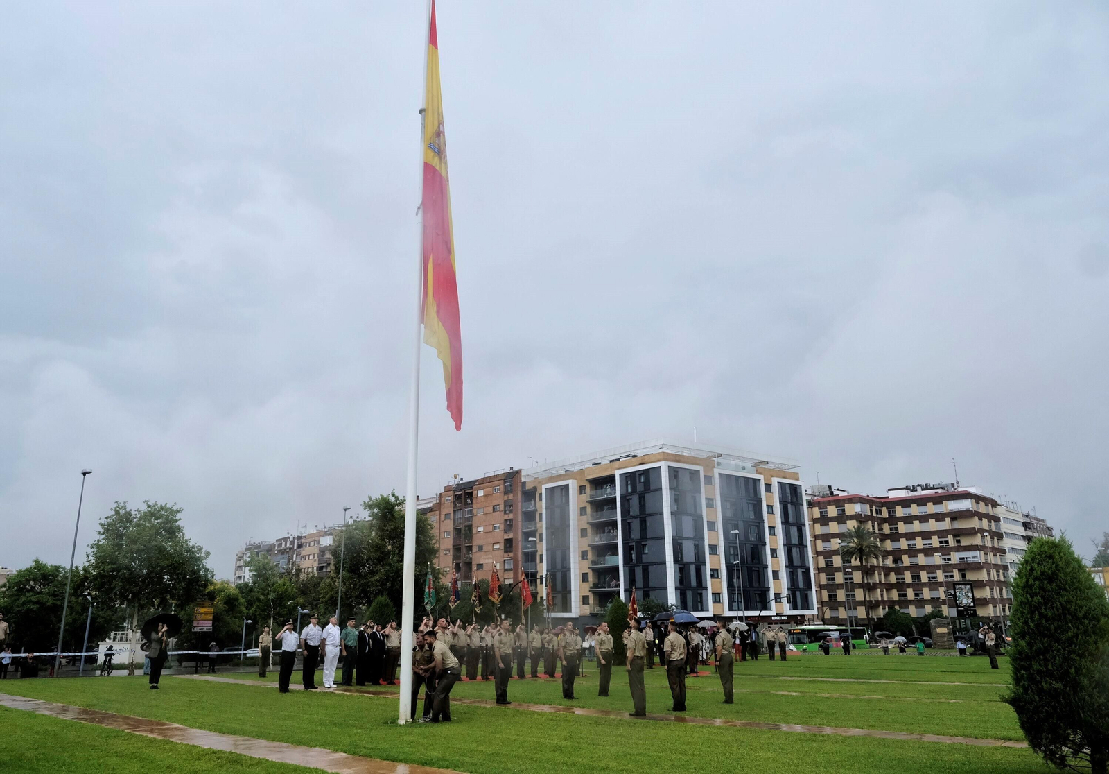 El izado de la bandera de España en Córdoba, en imágenes