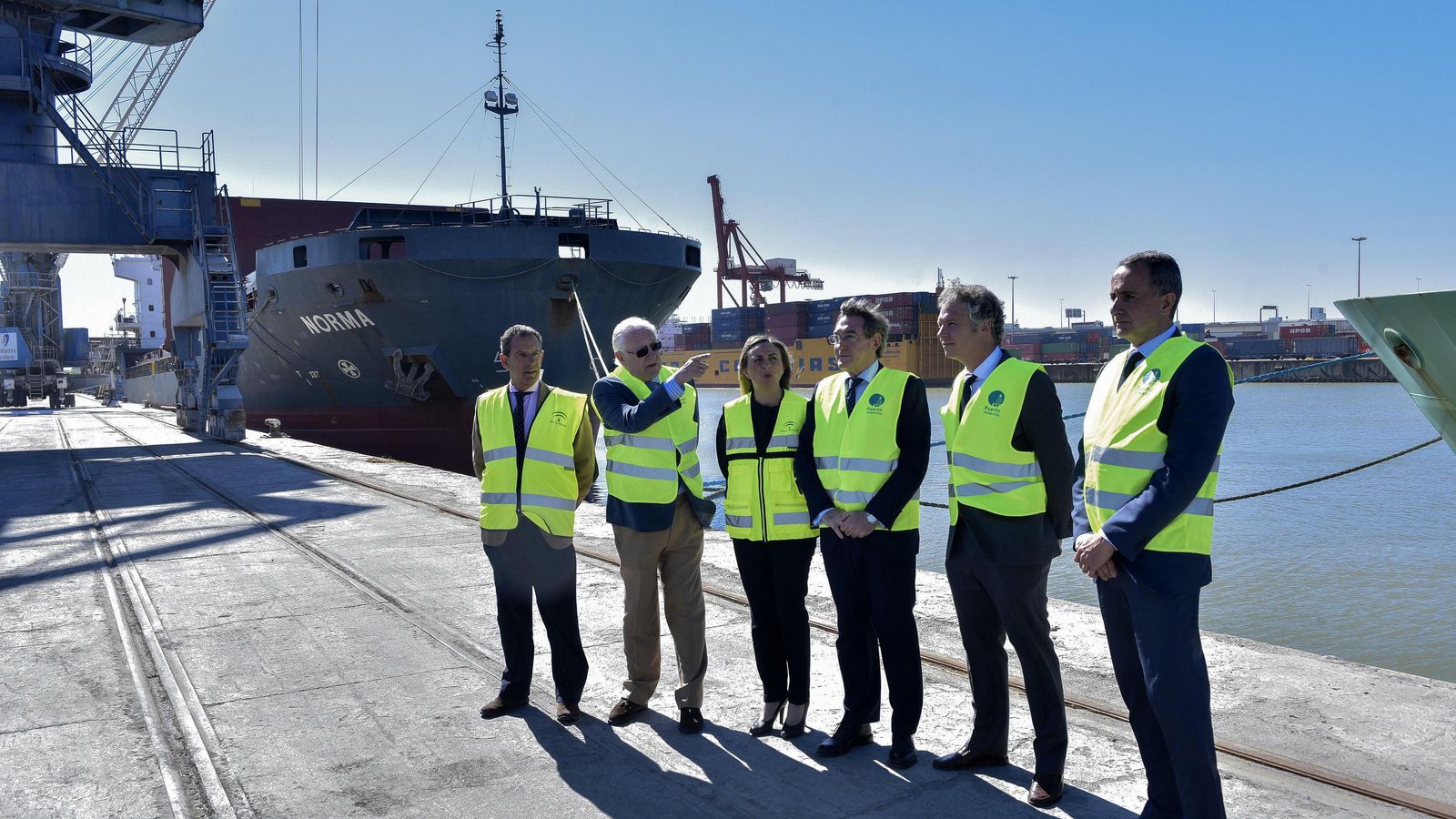 La comitiva de la Consejería de Fomento de la Junta que visitó ayer el Puerto de Sevilla.