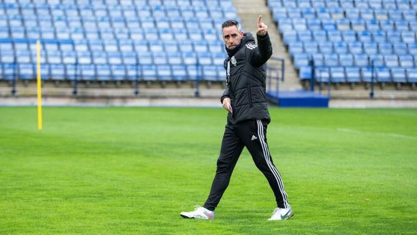 Abel Gómez dirige a sus jugadores durante un entrenamiento.