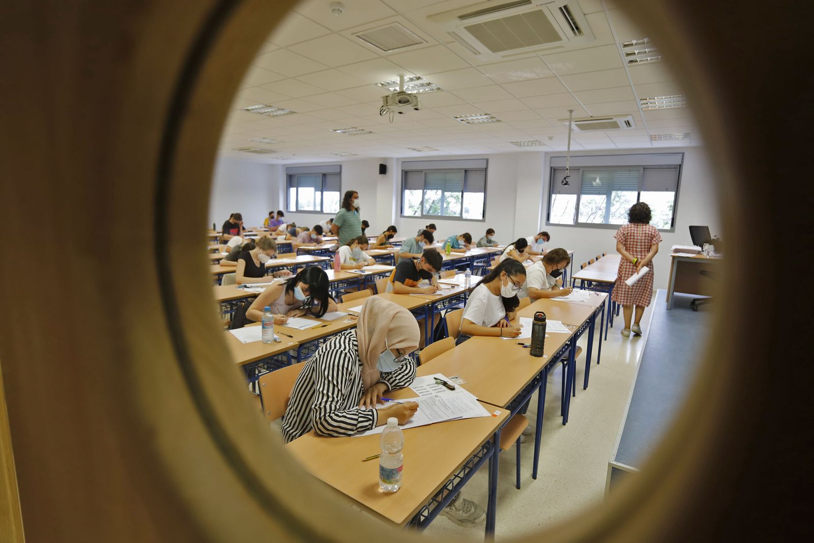 Interior de una de las aulas de la Universidad de Huelva durante las pruebas.