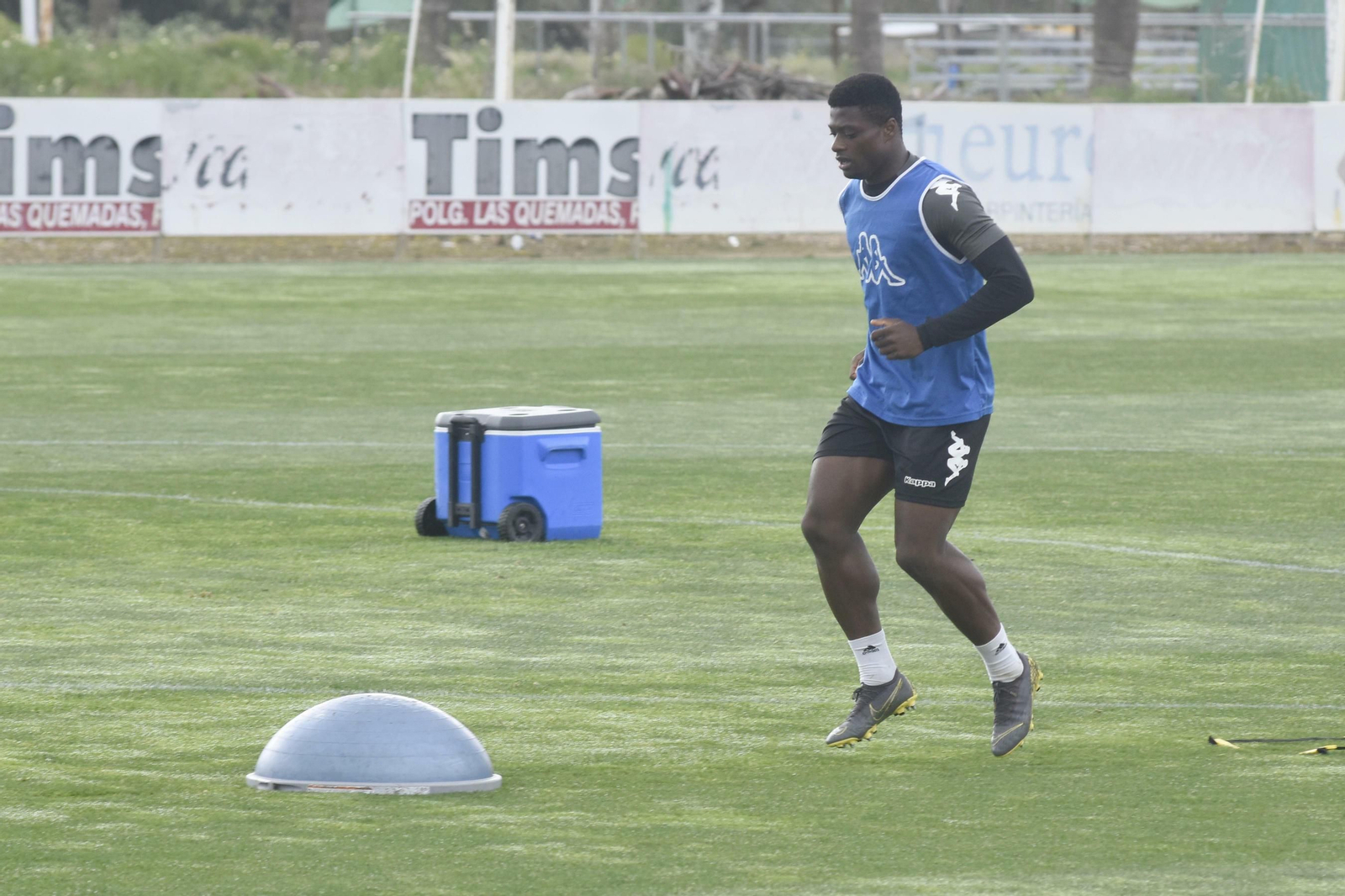 Manzambi realiza un ejercicio durante un entrenamiento en la Ciudad Deportiva.