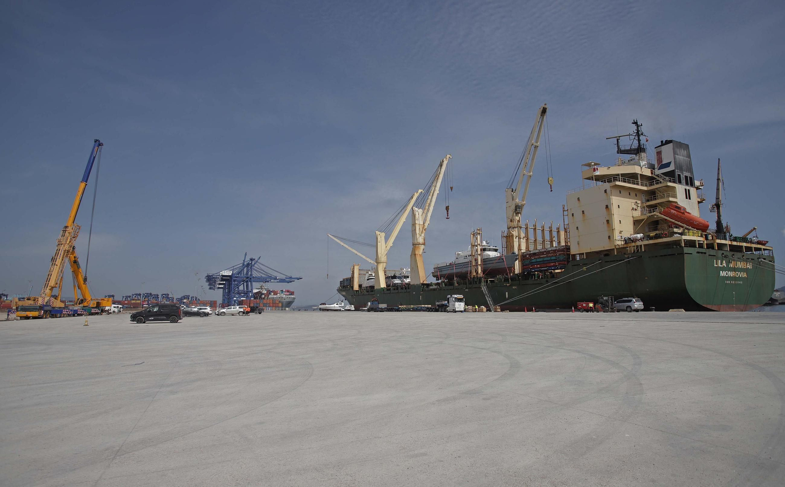 Fotos del dispositivo de descarga de las embarcaciones del buque Lila Mumbai en el Puerto de Algeciras