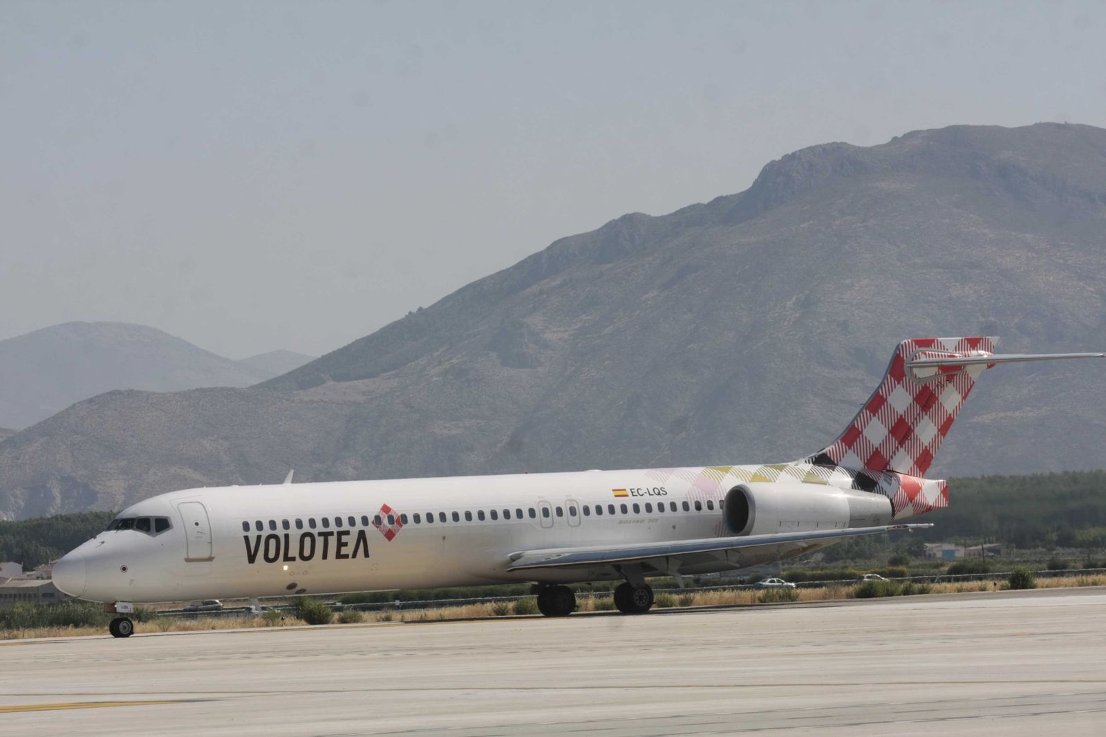 Un avión de Volotea en el aeropuerto de Granada, en una imagen de archivo.