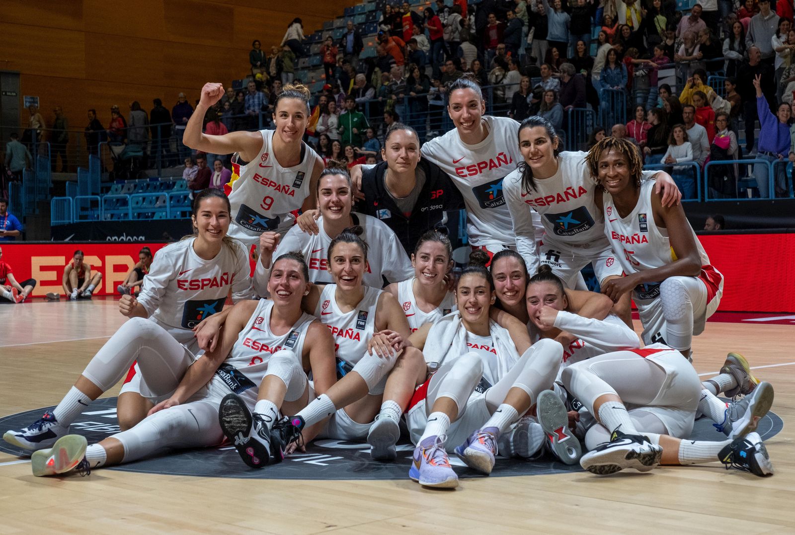 Las jugadoras celebran su victoria sobre Hungría en el Palacio Carolina Marín.