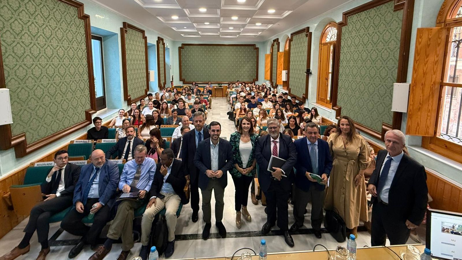 Autoridades y organizadores en el inicio del Simposio en el salón de actos de la UNED