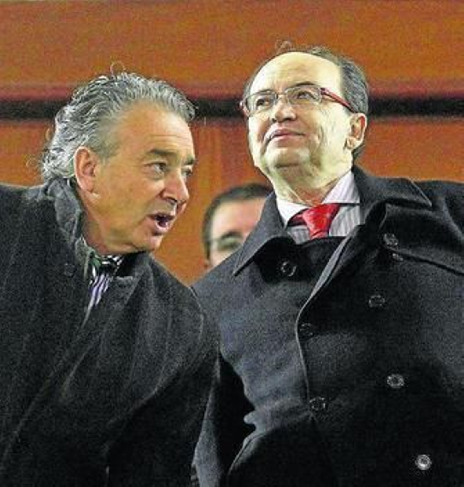 José Castro, en el palco del Racing junto al presidente local, Ángel Lavín.