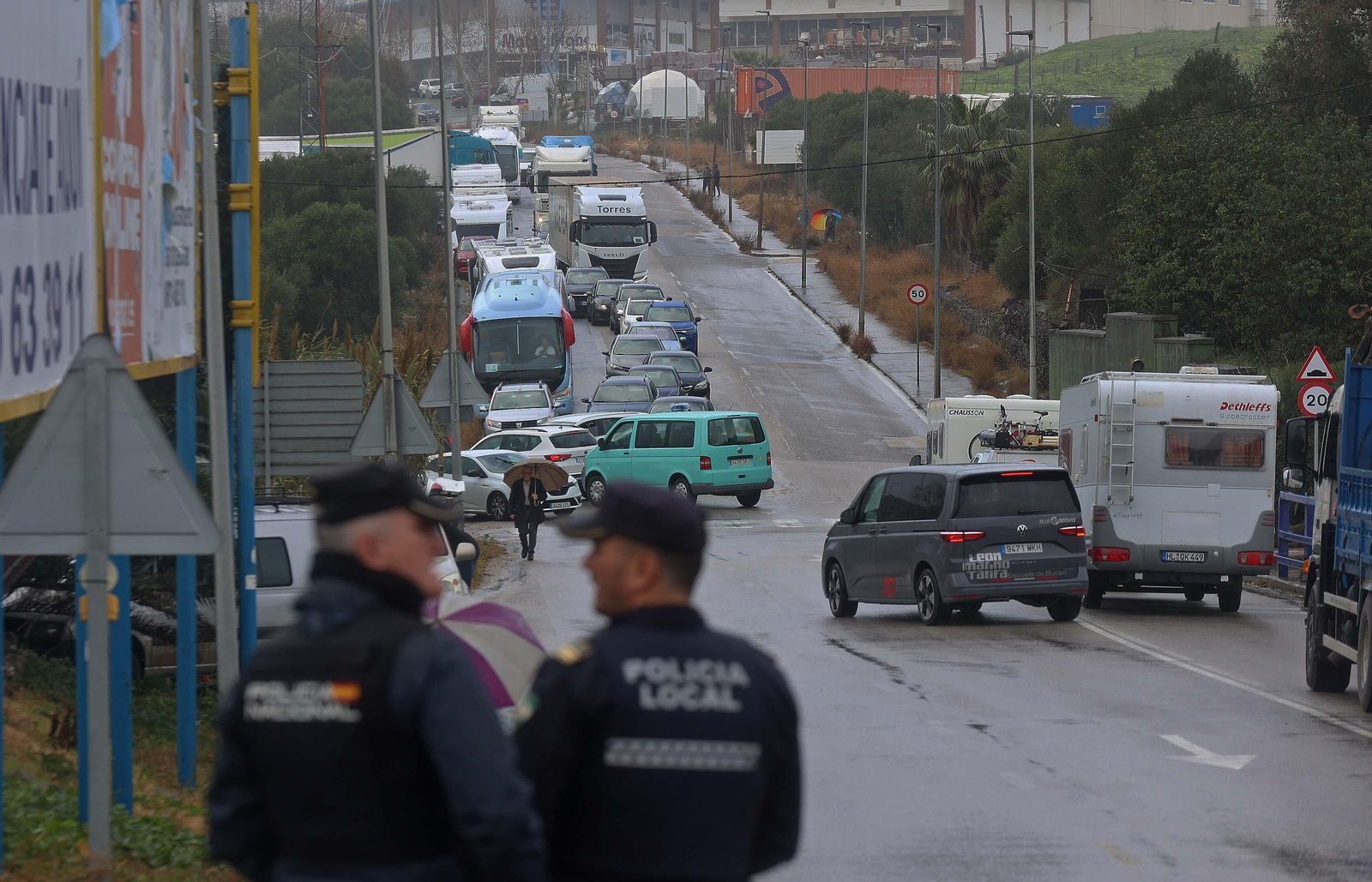 El corte del acceso sur de Algeciras por los tractoristas de Cádiz, en imágenes
