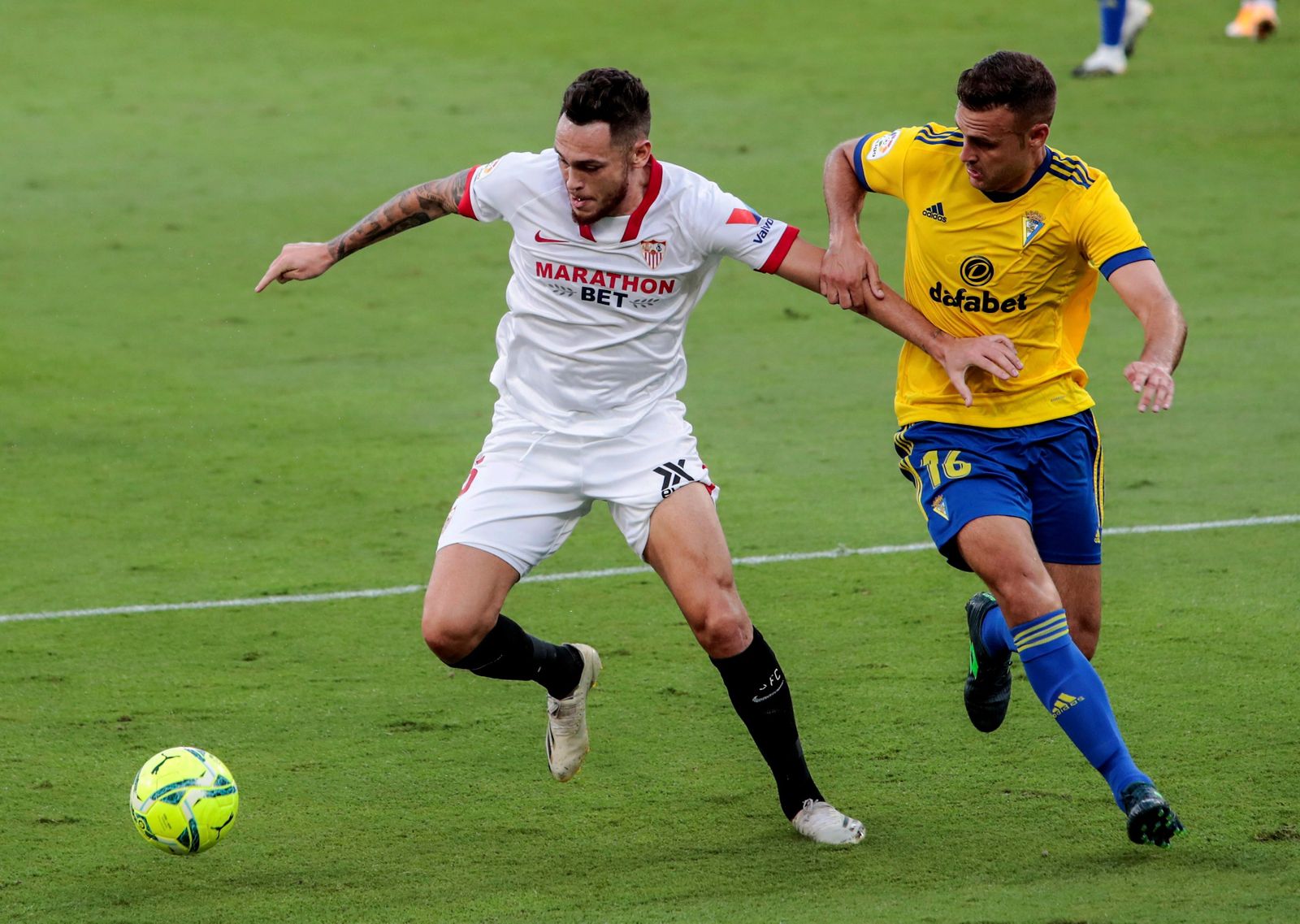 Ocampos, en el Cádiz-Sevilla disputado en 2020 ante Juan Cala.