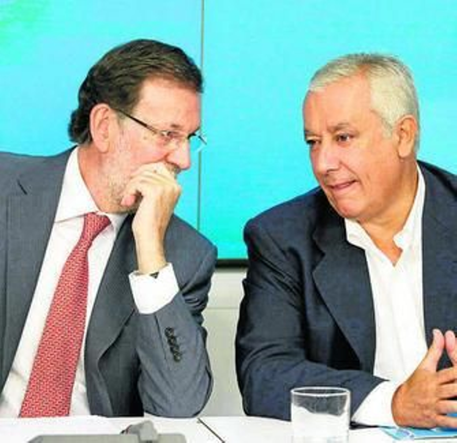 Mariano Rajoy conversa con el vicesecretario del PP, Javier Arenas.