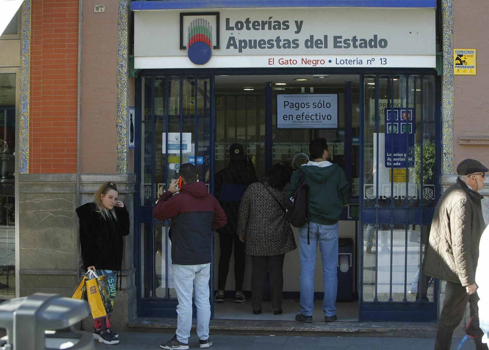 Gente en una administración de lotería