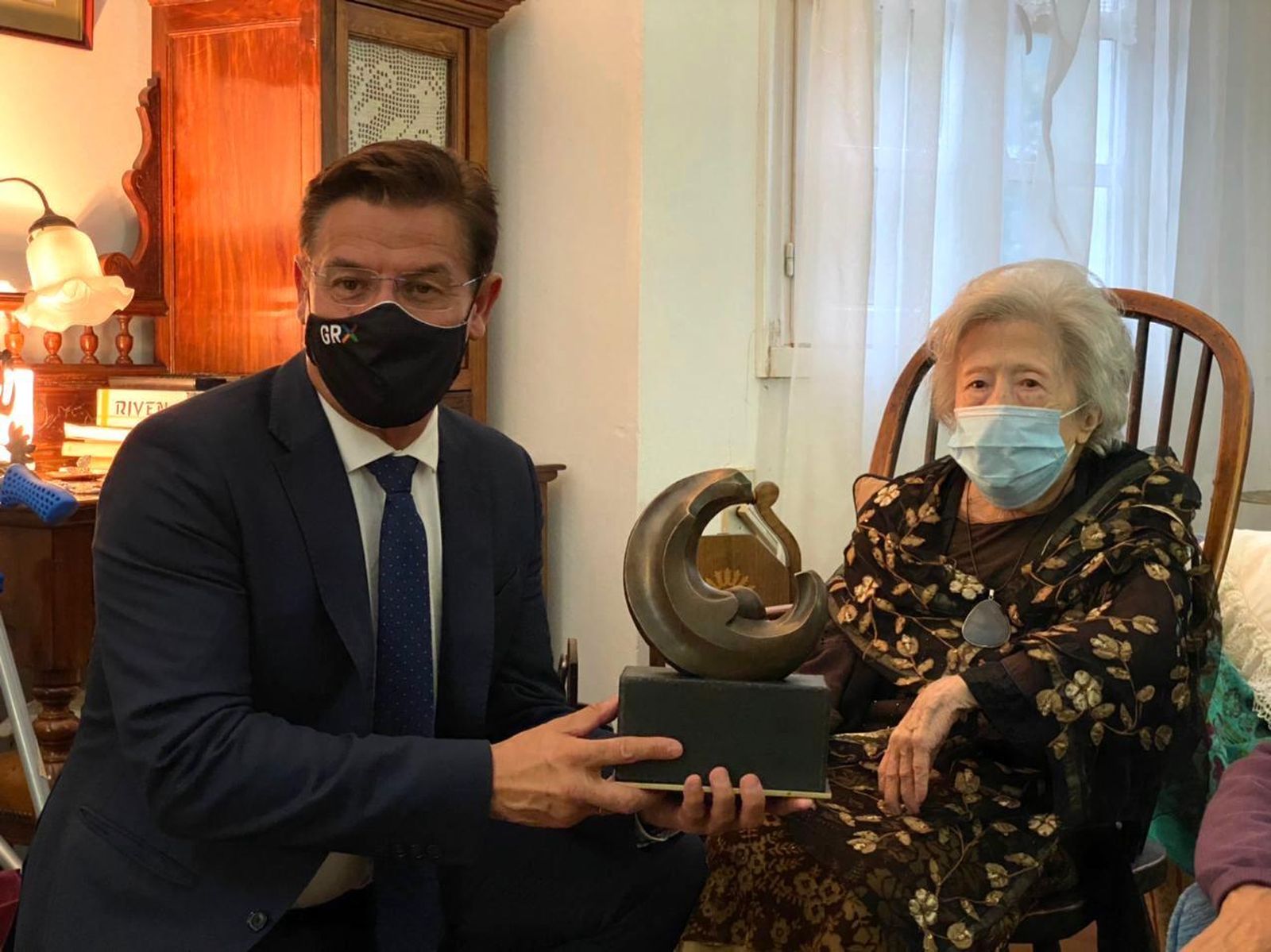 El alcalde Luis Salvador le entrega a la escritora Julia Uceda el Premio Lorca