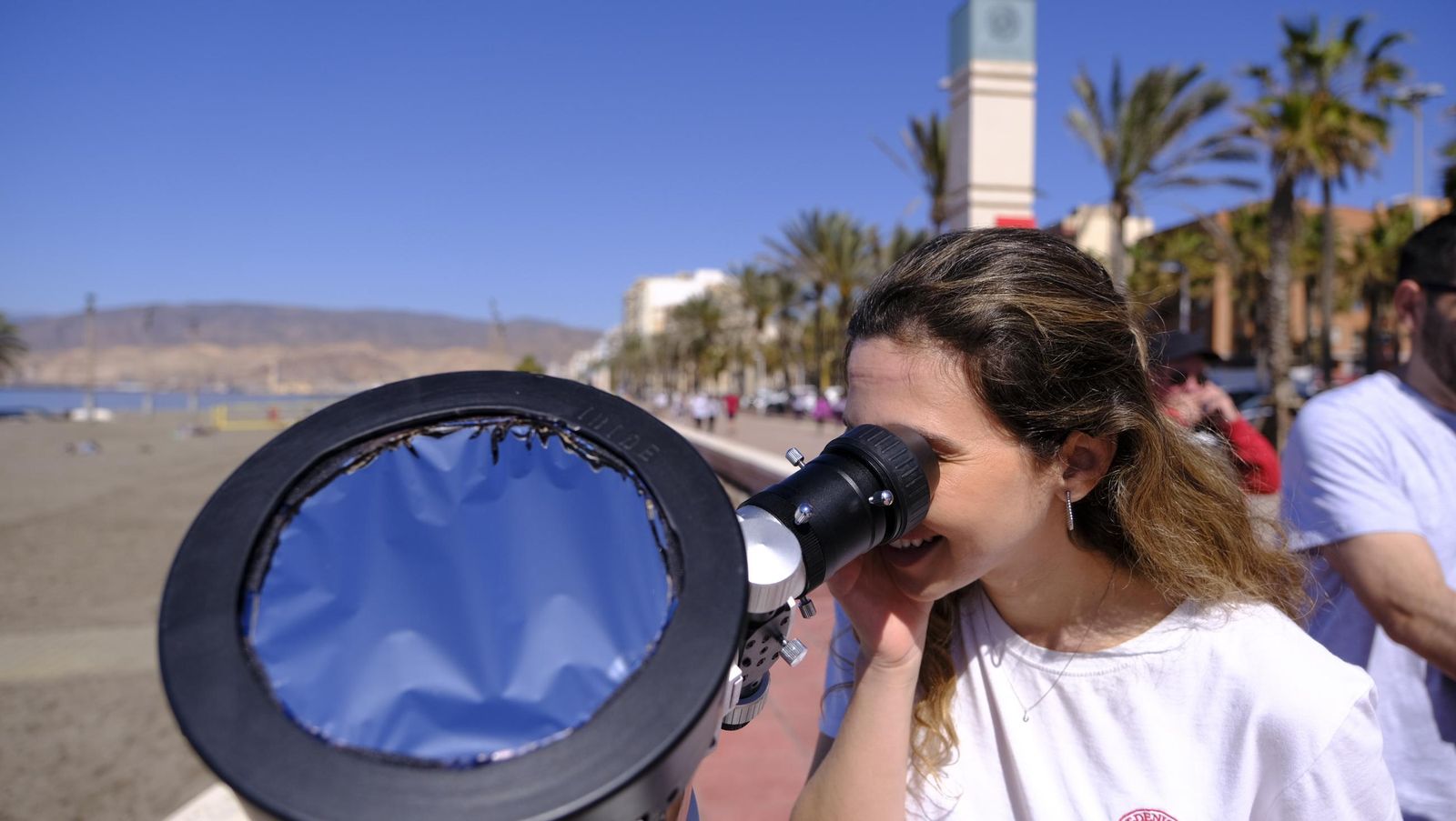 Almería observa el eclipse solar desde el Paseo Marítimo, en imágenes