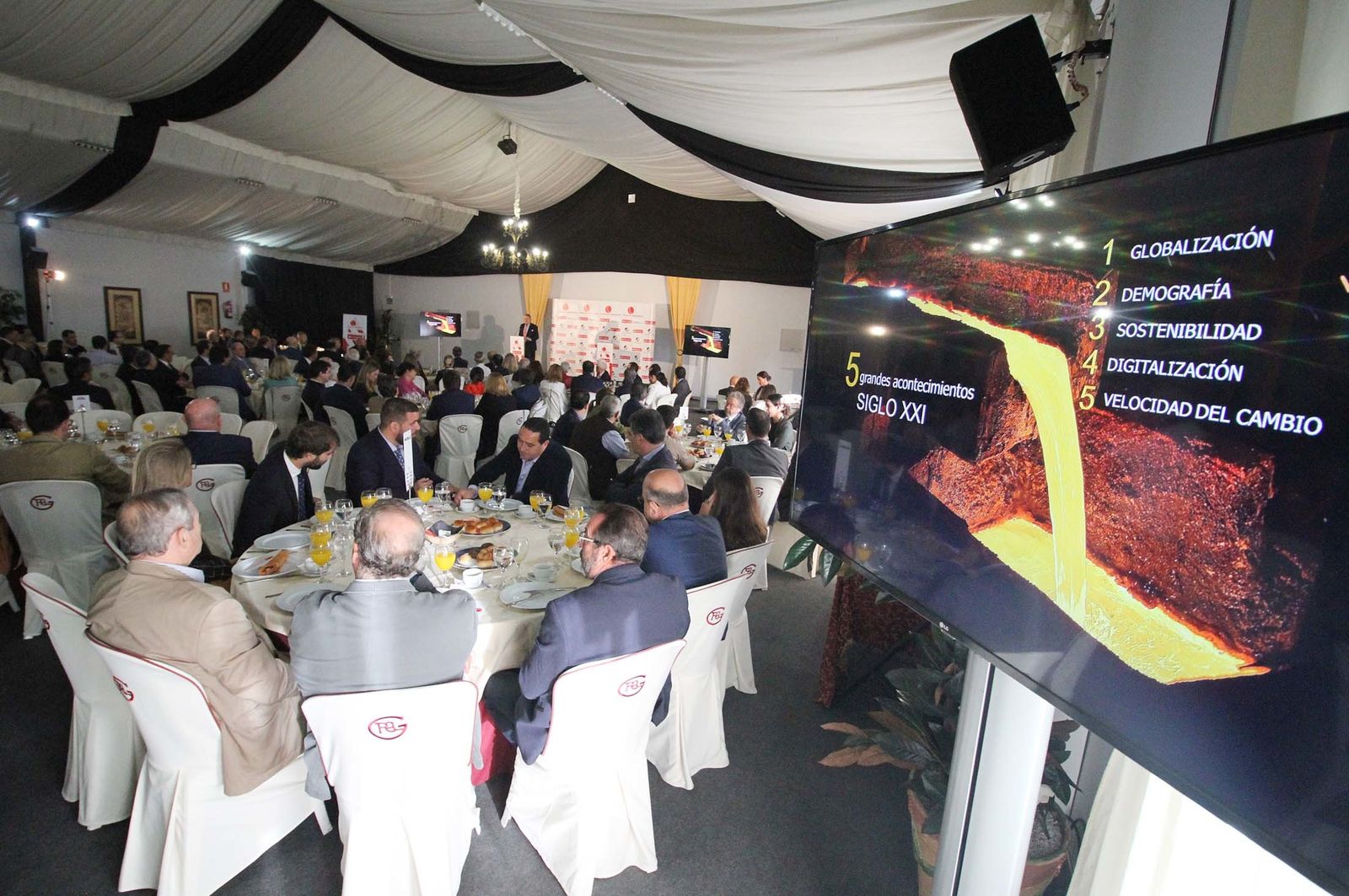 Imágenes del Desayuno Informativo del Grupo Joly con Javier Targhetta